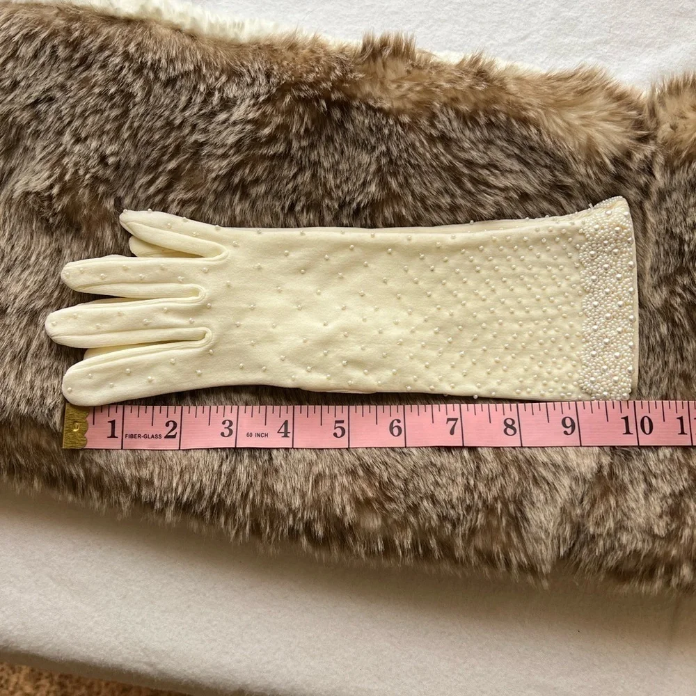 Beautiful cream/off white beaded gloves one size, stretch, made in Hong Kong New
